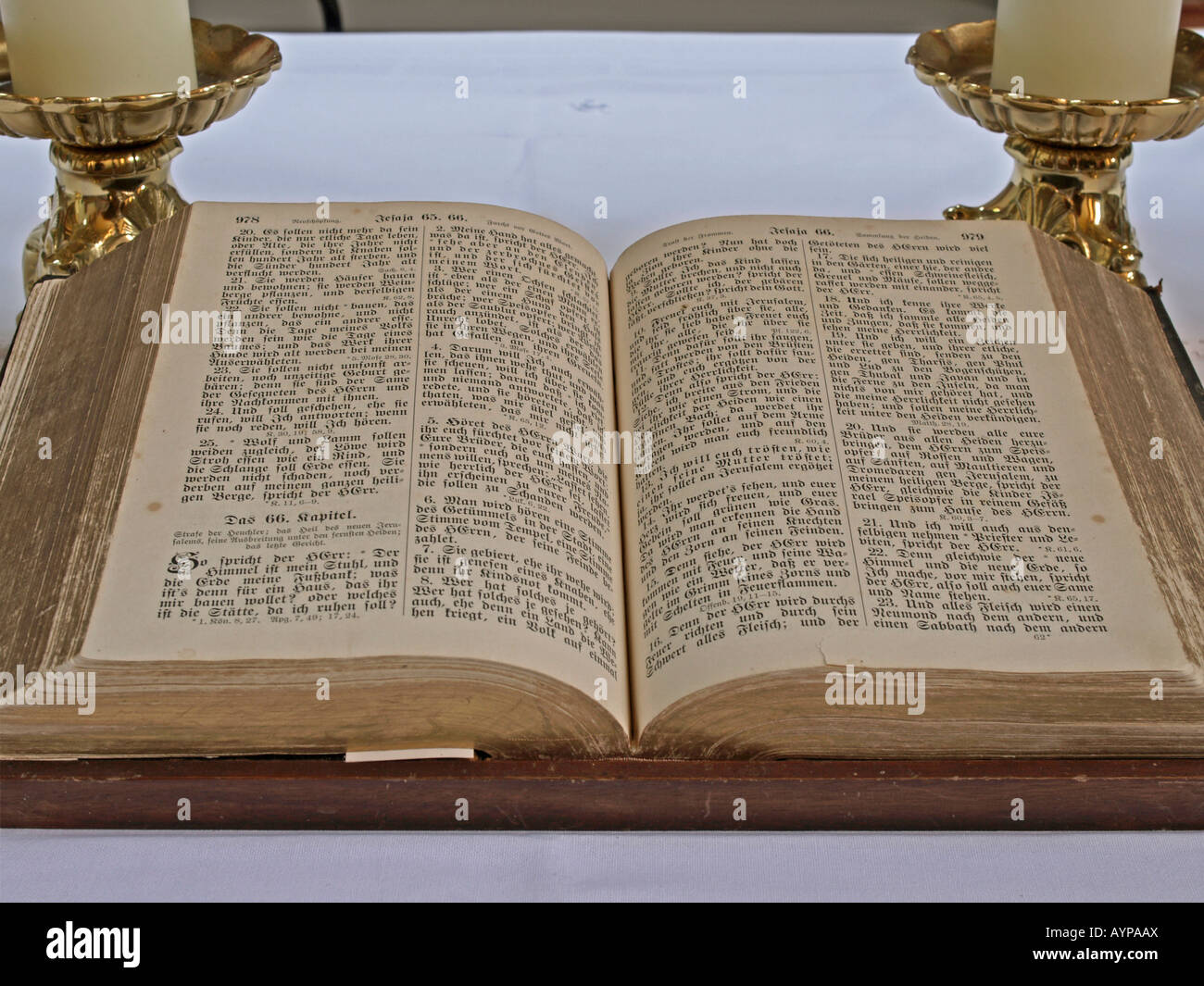 Prenota la Bibbia aperta Isaia Capitolo 66 su un altare in una chiesa di Ortenberg Hesse in Germania Foto Stock