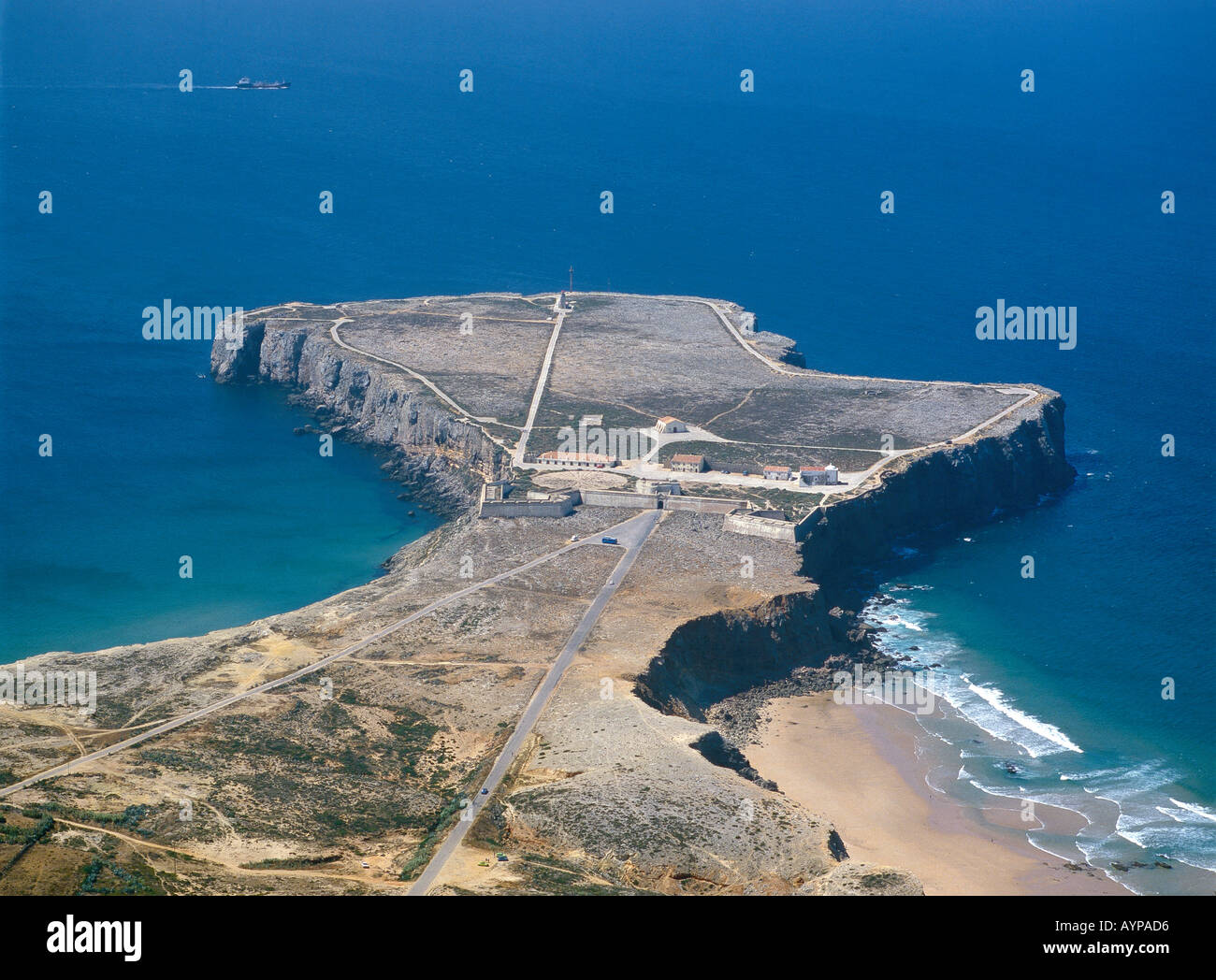 Il Portogallo Algarve, vista aerea di Sagres, la fortezza e la spiaggia Foto Stock