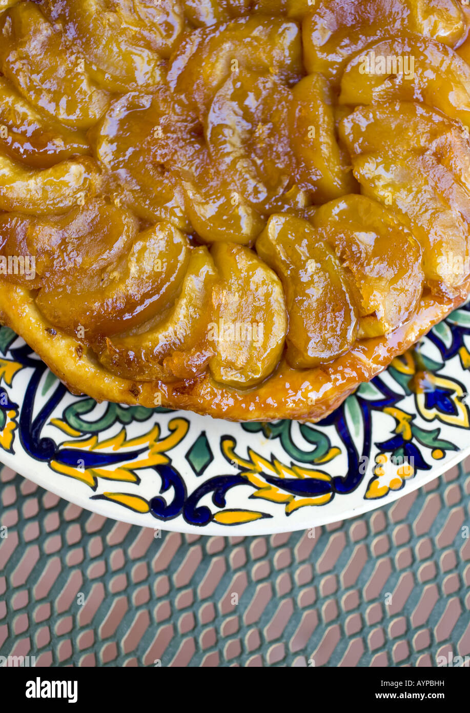 Sottosopra la torta di mele di una ricetta francese Tarte Tatin Foto Stock