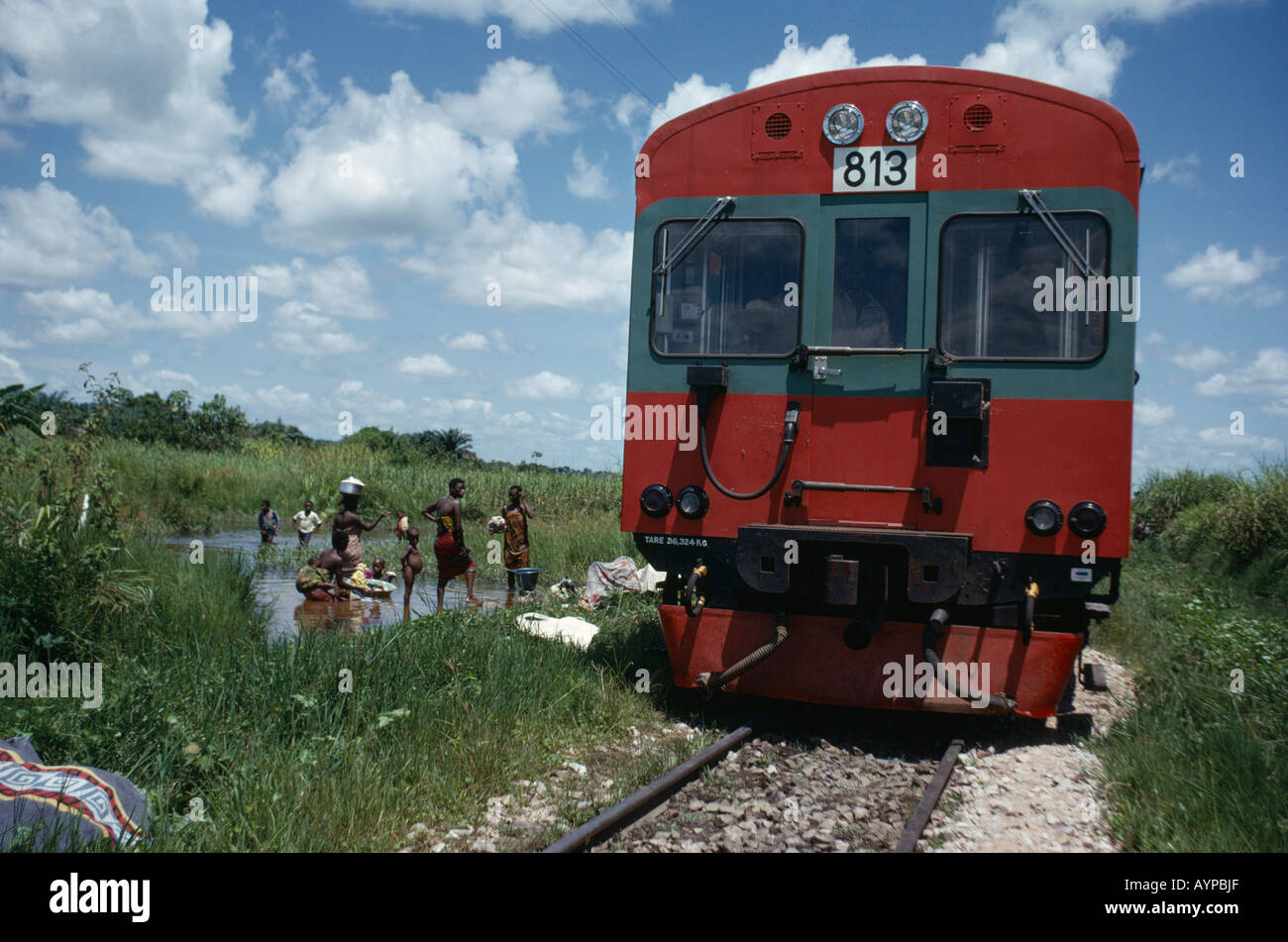 CONGO Africa centrale treno di trasporto passando i bambini e i giovani a fare servizio lavanderia in fiume in zona rurale Foto Stock