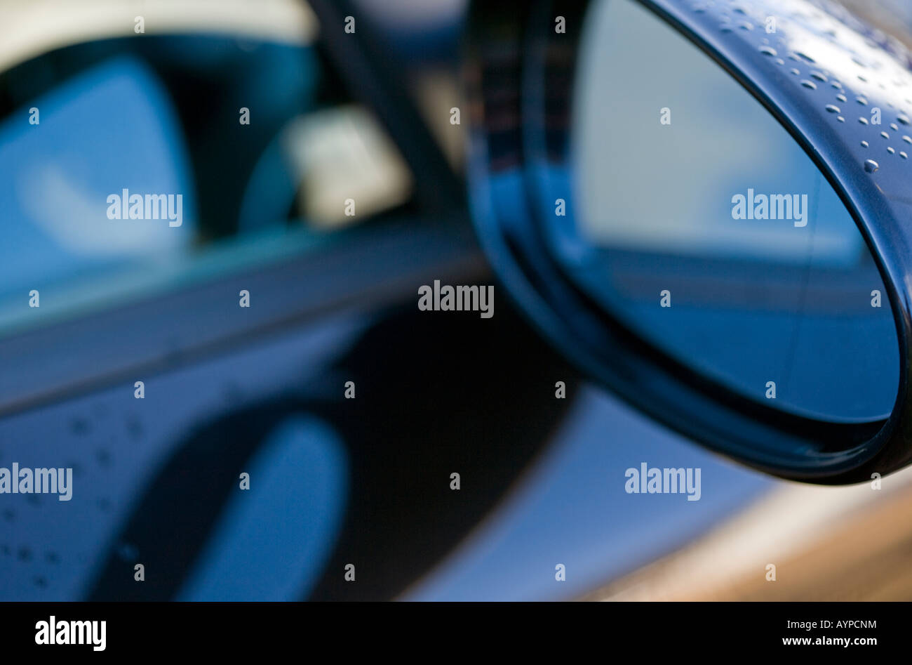 Immagine ASTRATTA DI AUTO SPECCHIO RETROVISORE SOTTO LA PIOGGIA Foto Stock