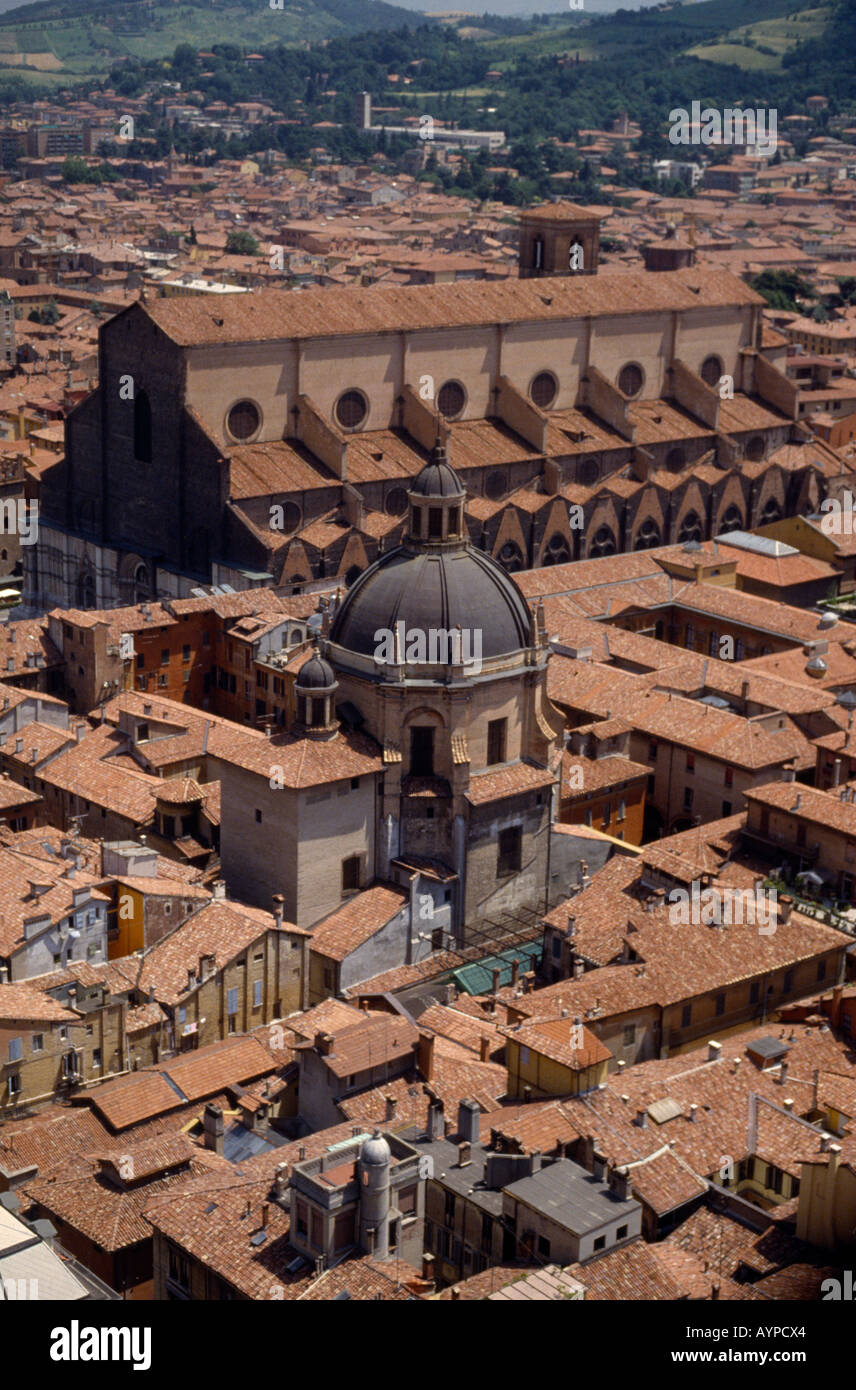 Italia Emilia Romagna Bologna vista su tutta la città sui tetti del centro di San Petronio Basilica Chiesa Foto Stock