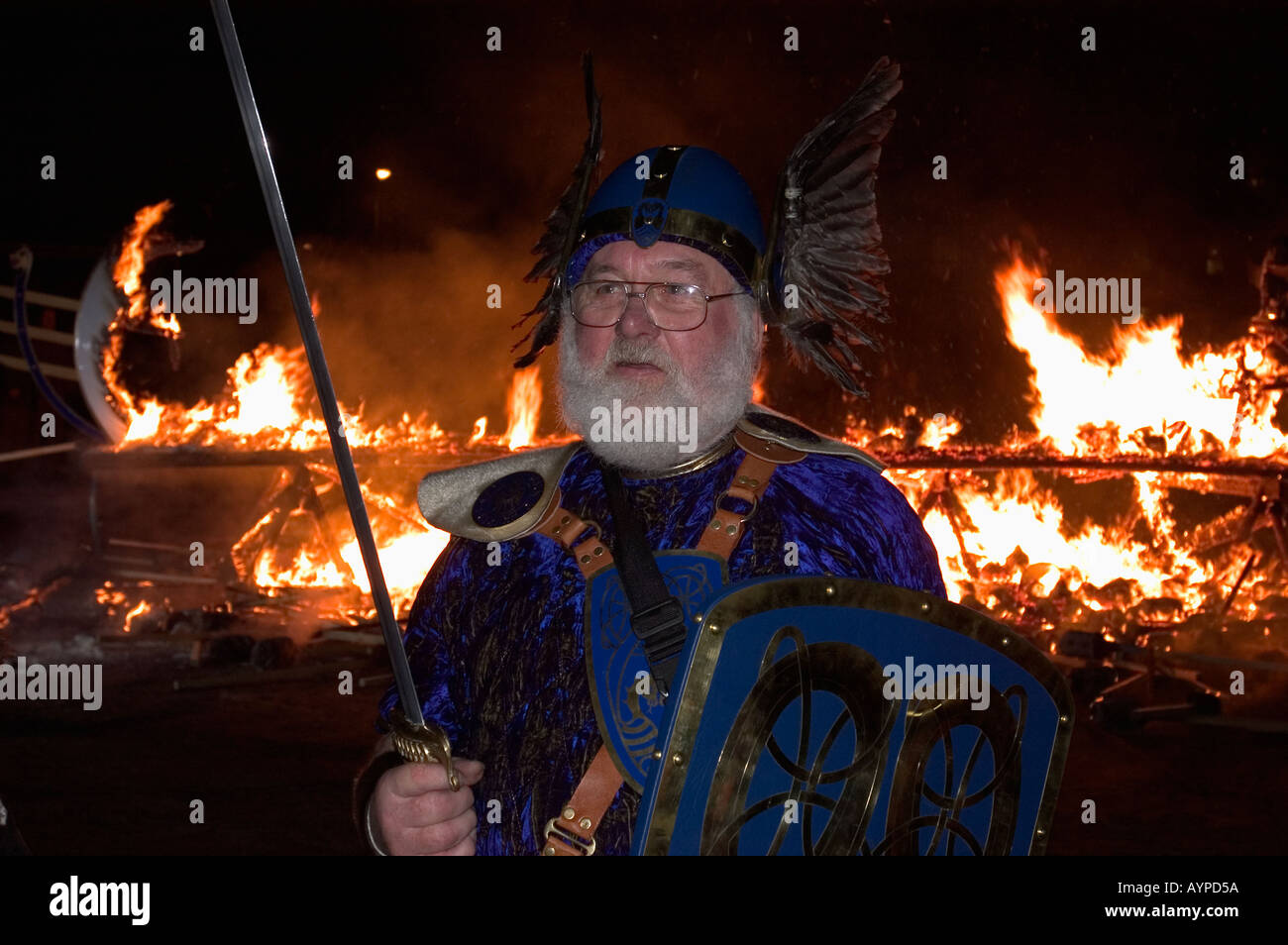 Regno Unito Scozia, isole Shetland, UP HELLY AA, inverno Viking Festival di fuoco, gennaio 2005, LERWICK Uomo & burning Viking Ship Foto Stock