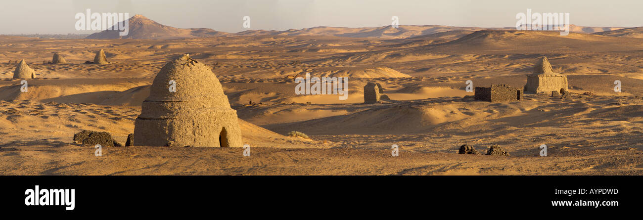 Un campo di antiche strutture Qubba costruita per contenere le spoglie di santa islamica uomini di Old Dongola Foto Stock