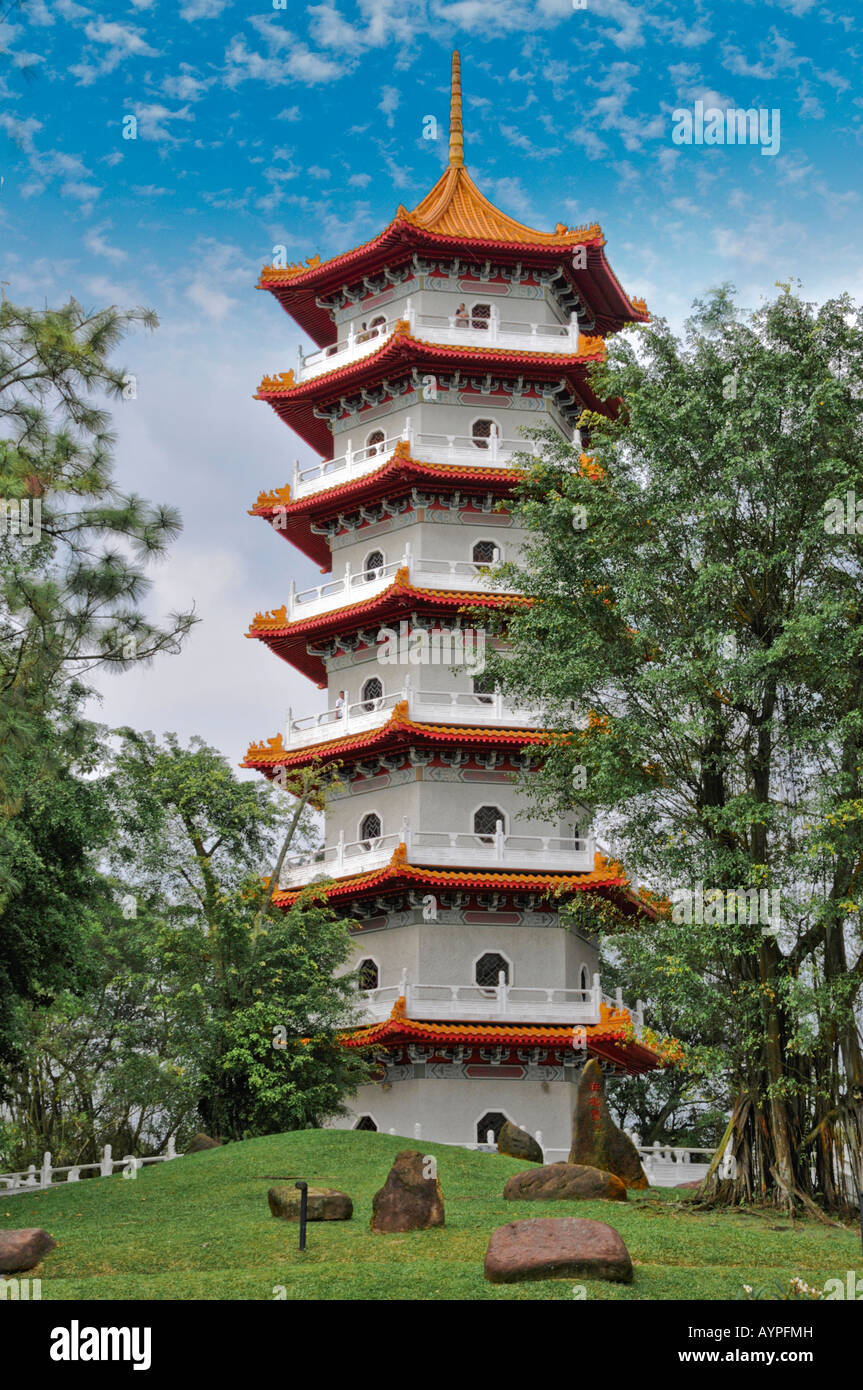 La pagoda cinese in cinese e giardini giapponesi in Singapore Foto Stock