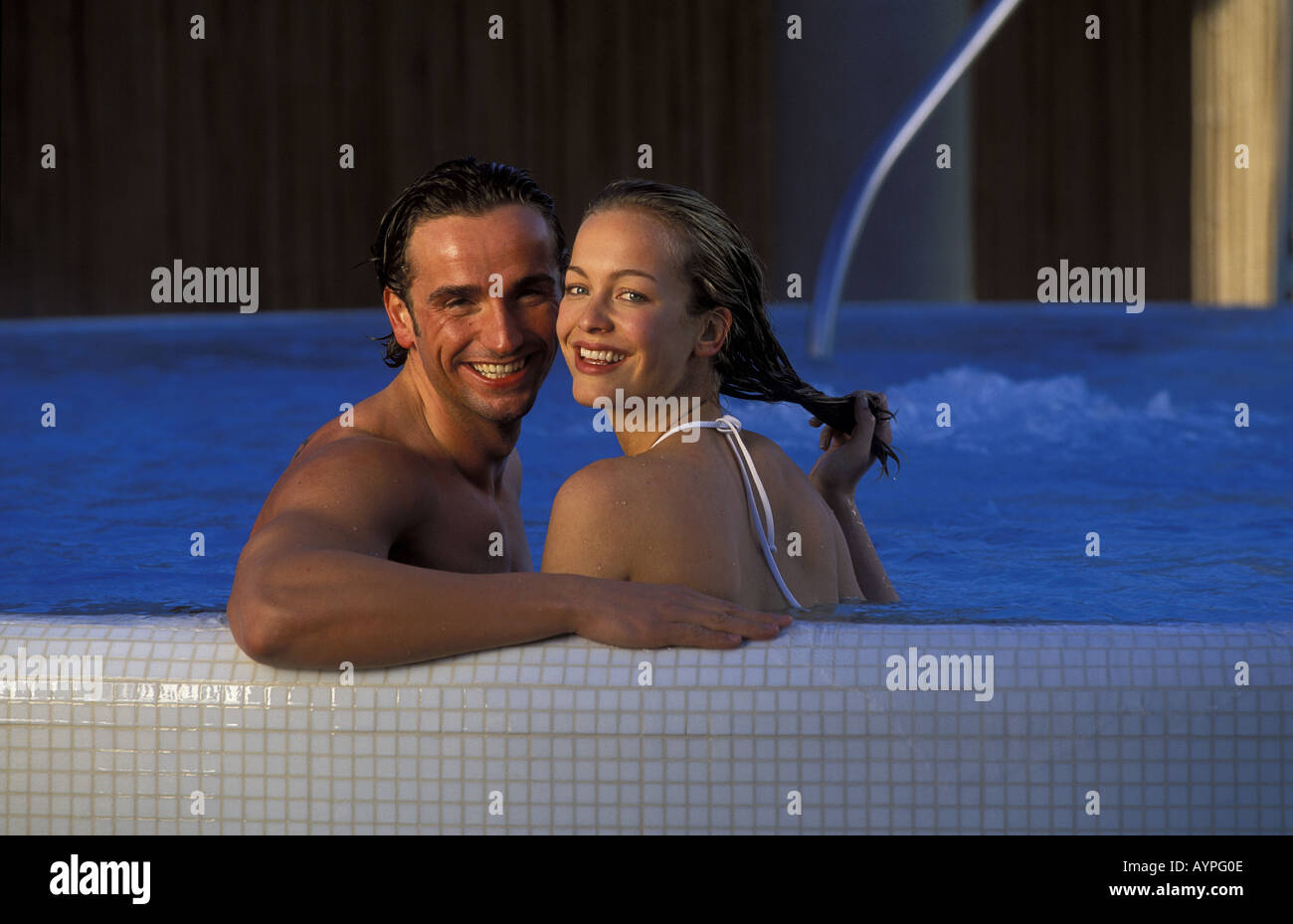 Entspannung im Aussenpool Foto Stock