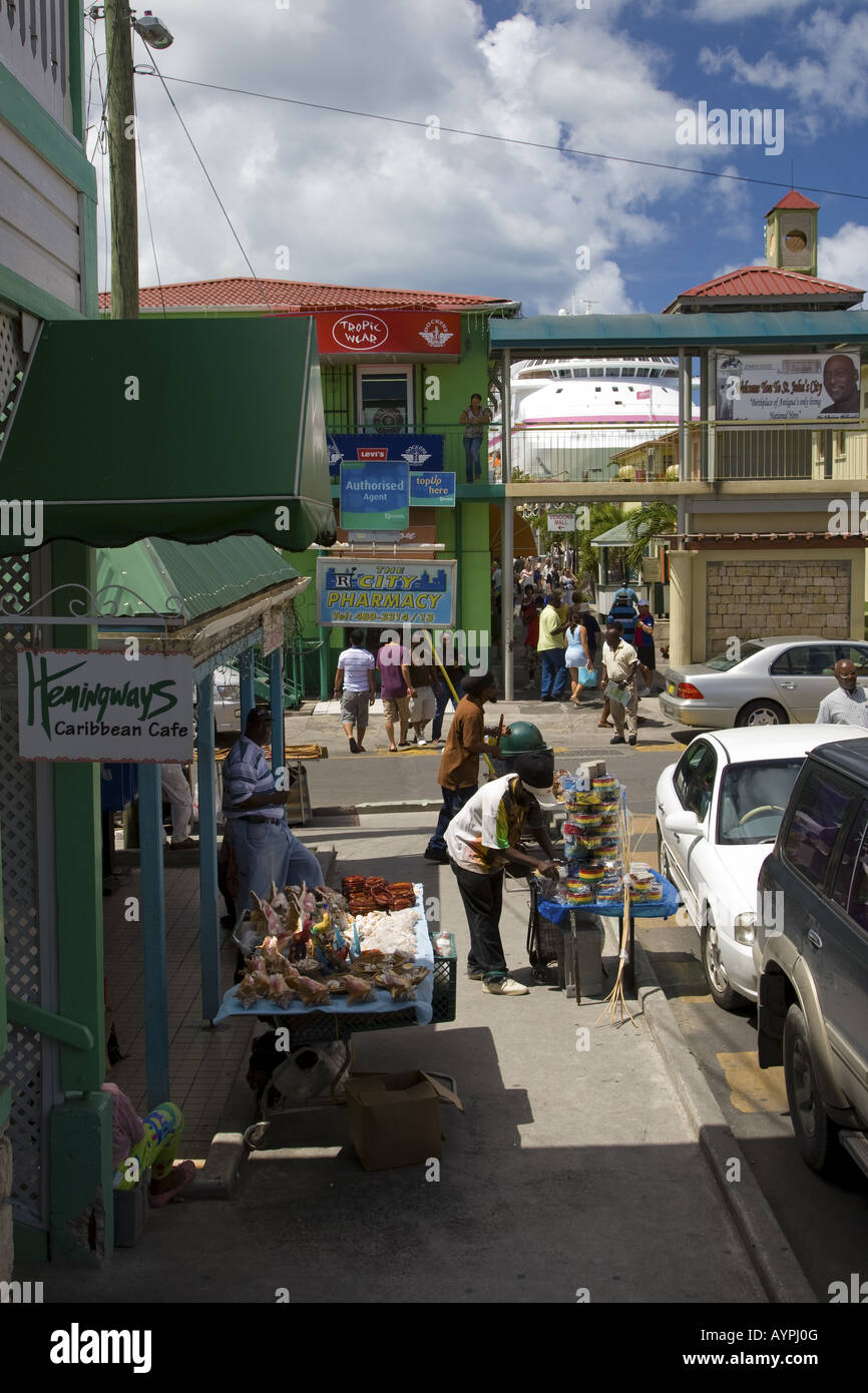 Strada trafficata scena, St John's, Antigua vicino a Redcliffe Quay Foto Stock