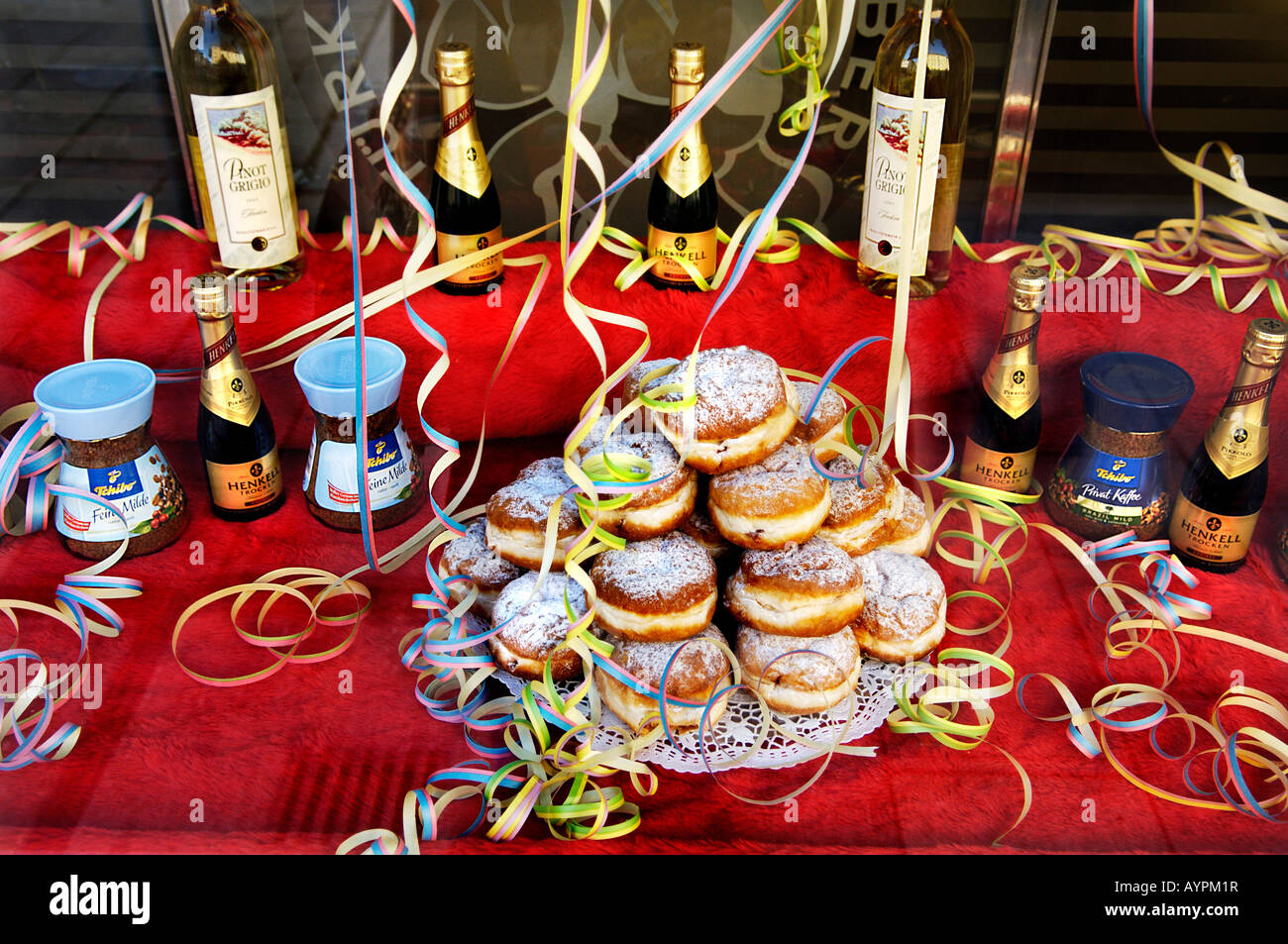 Ciambelle con marmellata, prodotti cotti sul visualizzatore in corrispondenza di un panificio, quartiere Maxvorstadt di Monaco di Baviera, Germania Foto Stock
