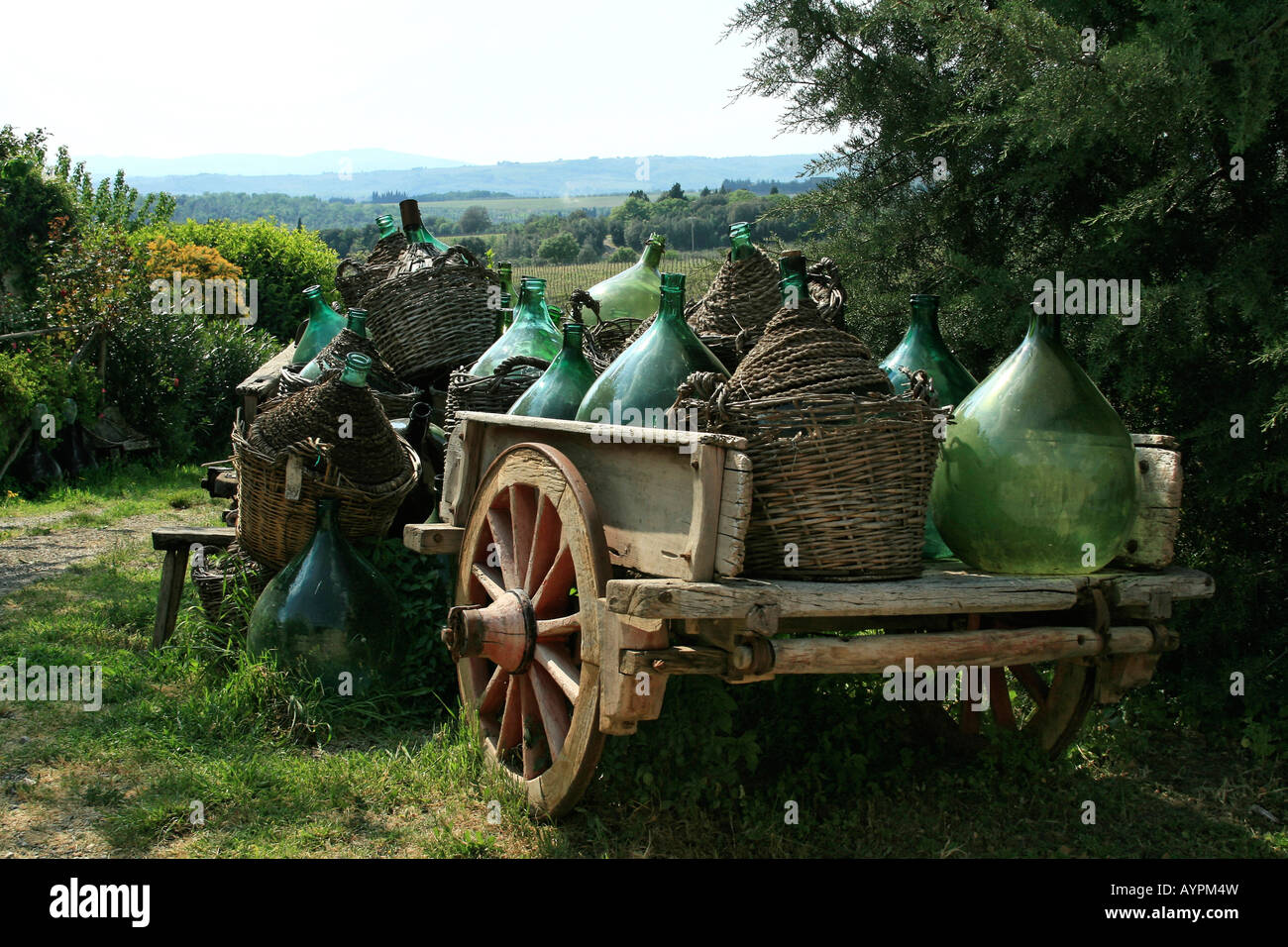 Grandi brocche (tanica, demijohn) su un carro, Chianti, Toscana, Italia Foto Stock