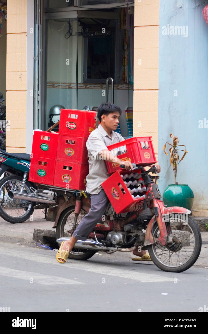 Casse di birra trasportati su una moto, Ho Chi Minh (Saigon), il Vietnam Asia Foto Stock