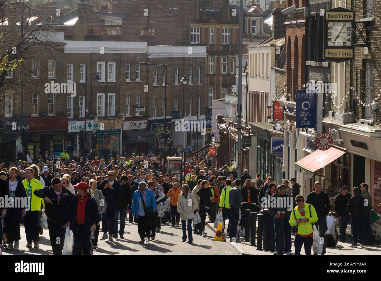 Il Marathon Day di Londra è una folla di corridori che arrivano per iniziare la corsa. Tranquil vale, Blackheath Village, South SE21 Londra Regno Unito anni '2008 2000 Foto Stock