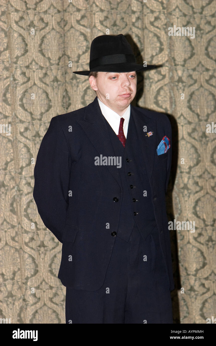 Uomo vestito da 1940s "piv' in tuta e trilby Foto Stock