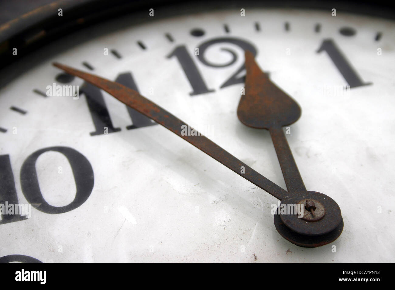 Close up di un orologio con quadrante bianco e mani corrosi Foto Stock Close up di un orologio con quadrante bianco e mani corrosi Foto Stock