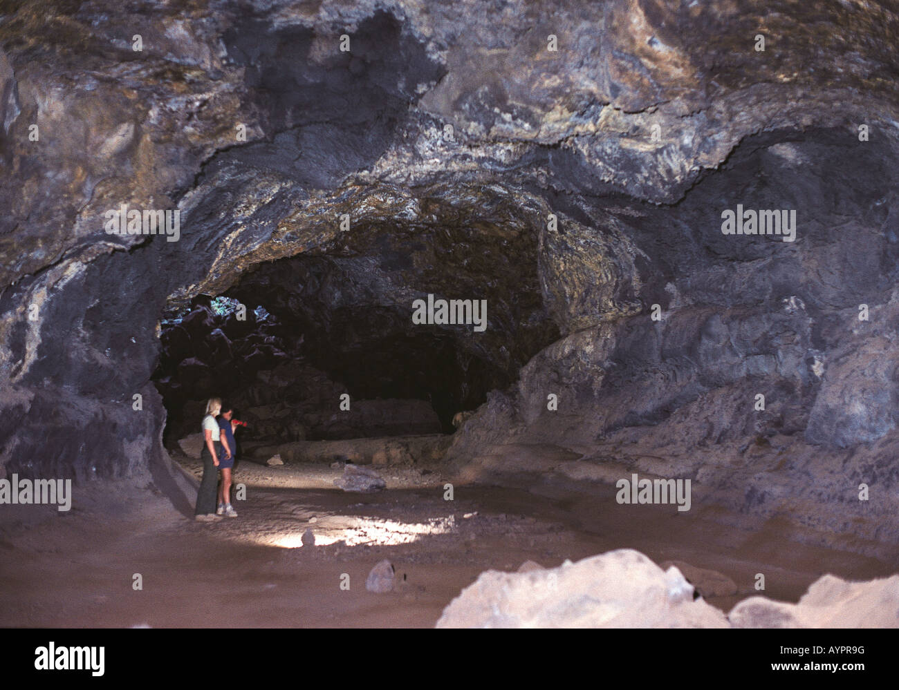 Due persone all'interno di uno dei tanti tubo di lava grotte sul Monte Suswa un vulcano estinto nel grande Rift valley Kenya Africa orientale Foto Stock