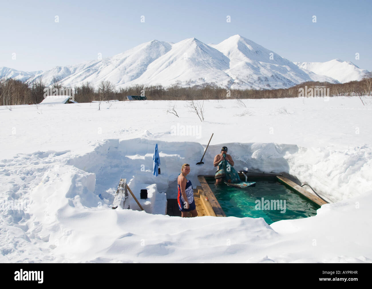 Outdoor naturale calda primavera calda bagno nella neve profonda in un paesaggio Dacha in Kamchatka in Estremo Oriente Russo Foto Stock