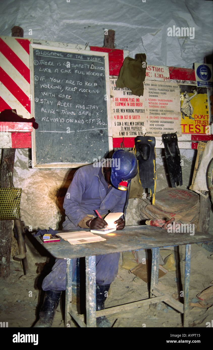 Safety Officer verifica le procedure di sicurezza in sotterraneo presso la miniera d'oro Jumbo. Mazowe, Zimbabwe Foto Stock