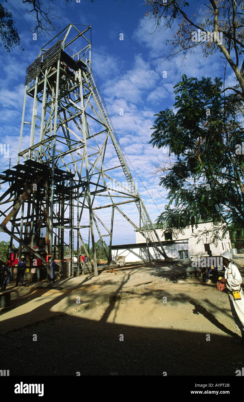 Torre di strizzatura presso la miniera d'oro Jumbo per portare i minatori in su dalla miniera sotterranea che lavora. Zimbabwe Foto Stock