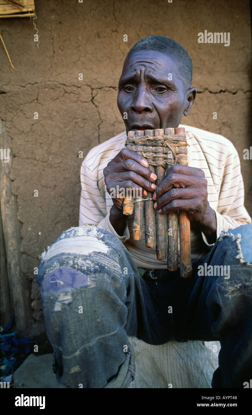 Uomo anziano che gioca tubi di bambù. Zimbabwe Foto Stock