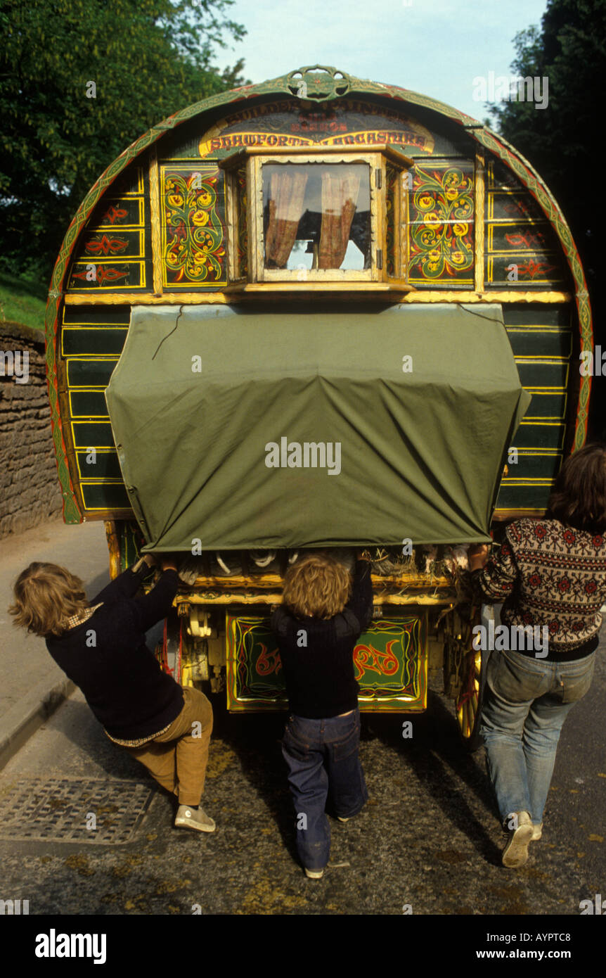Gypsy Caravan. Tradizionale caravan con tetto a prua dipinta in legno, vagone trainato da cavalli che va alla fiera Appleby Horse Fair 1980s 1985 HOMER SYKES Foto Stock