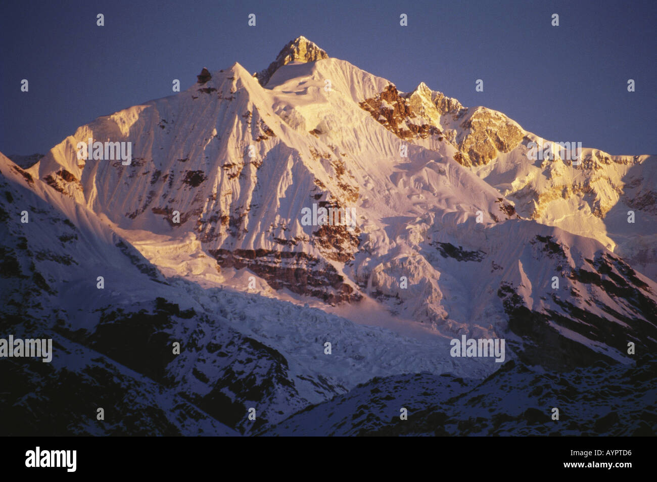 Himalaya Monte Kangchenjunga, Kanchenjunga, Khangchendzonga alba come visto da Goedenla, distretto di Taplejung, Nepal, Sikkim, India, Himalaya, Asia Foto Stock
