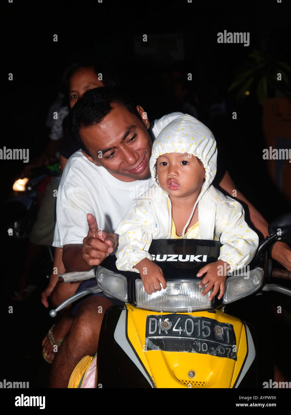 Un padre e un bambino su orchetto godetevi il ogoh ogoh ceromony Bali Indonesia Foto Stock