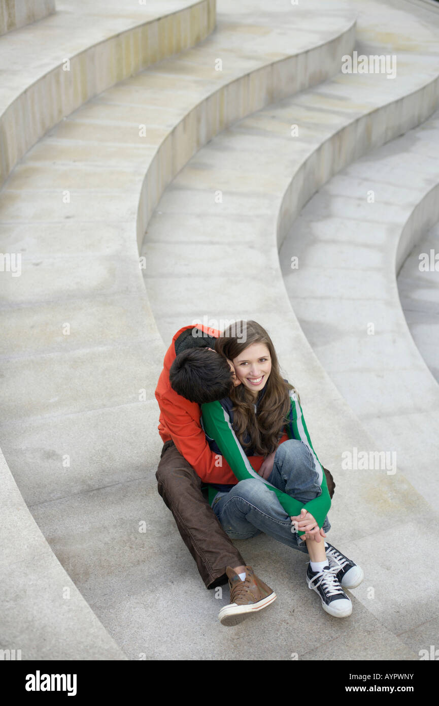 Coppia giovane seduto sui gradini Foto Stock