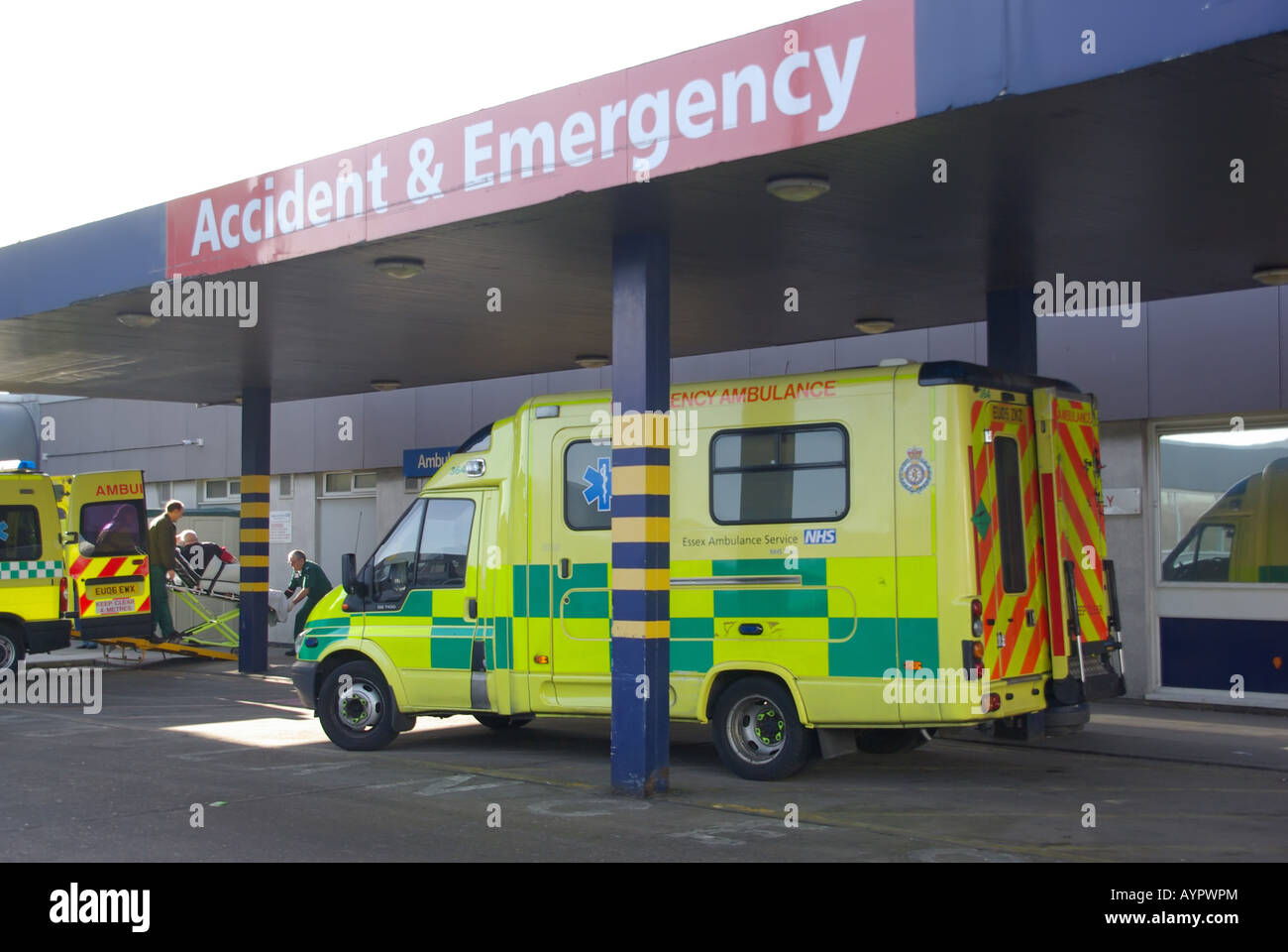 Servizio sanitario nazionale NHS ambulanza fuori l'ingresso sanitario a Basildon ospedale edificio A&e incidente e pronto soccorso Essex Inghilterra Regno Unito Foto Stock