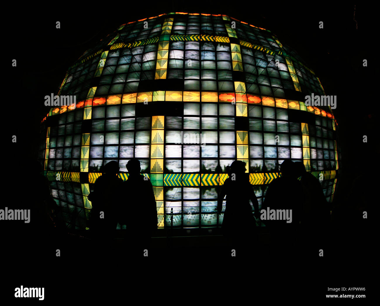 Guardare la gente audio display visivo in British Natural History Museum di Londra Foto Stock