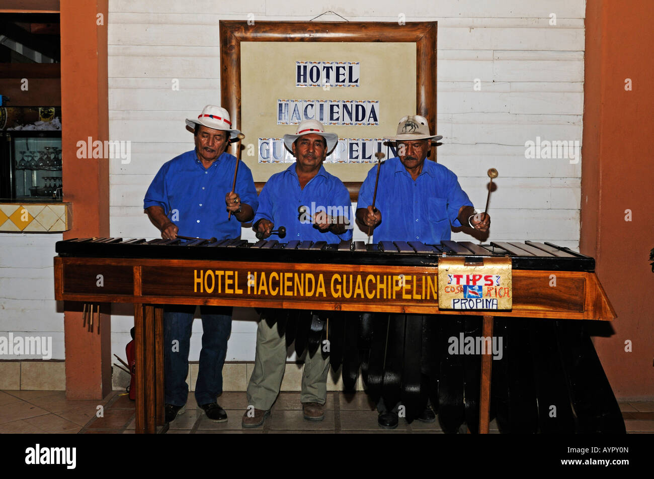 Gli uomini la riproduzione di Marimba, Hacienda Guachipelin, Costa Rica, America Centrale Foto Stock