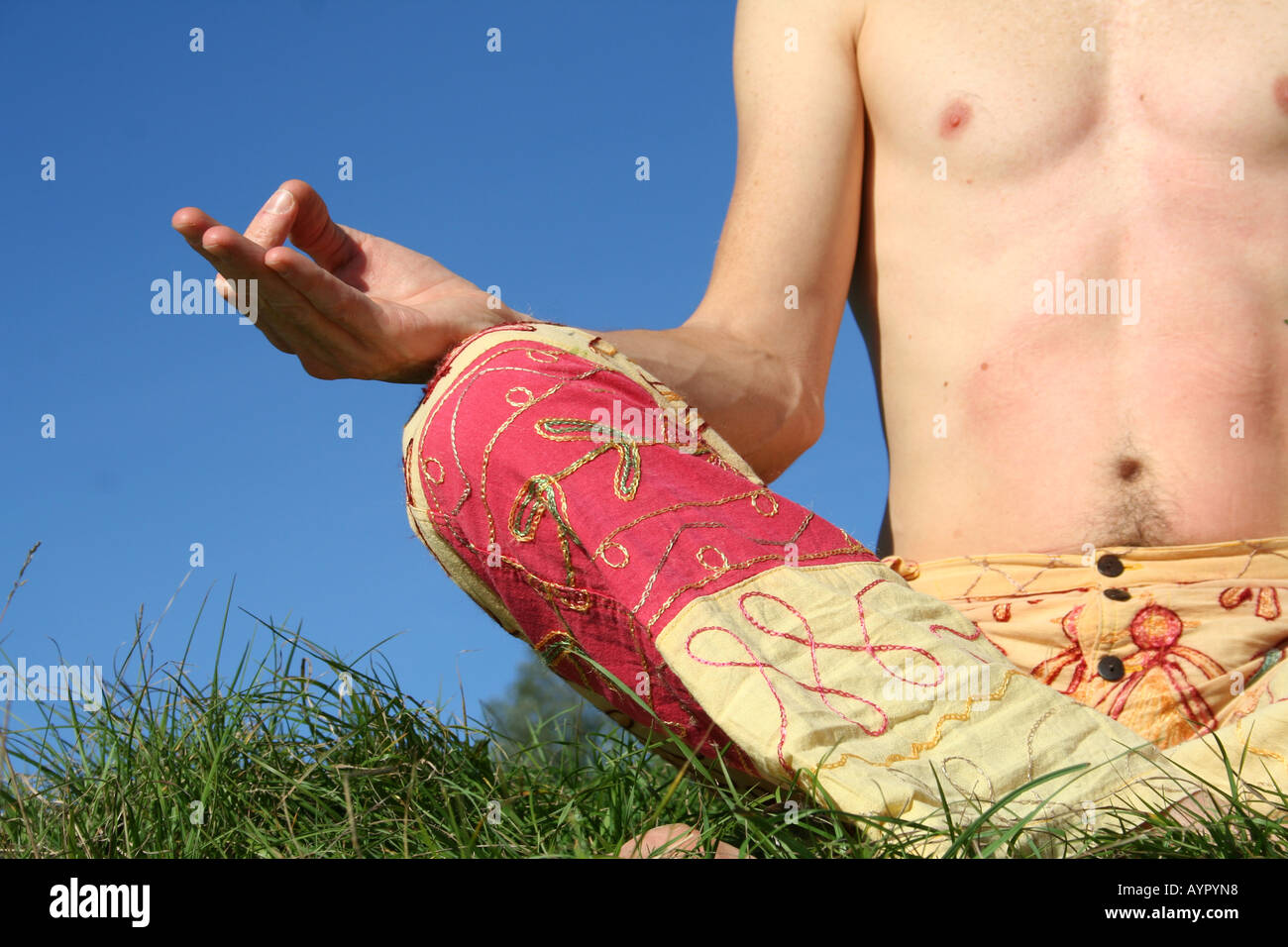 Uomo seduto in chin mudra Foto Stock