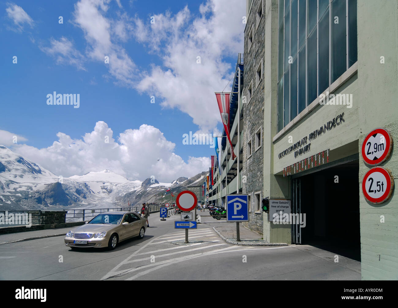 Parcheggio in garage disponibile a 2369 metri, Franz Josefs Hoehe, Grossglockner Strada alpina, Carinzia, Austria Foto Stock