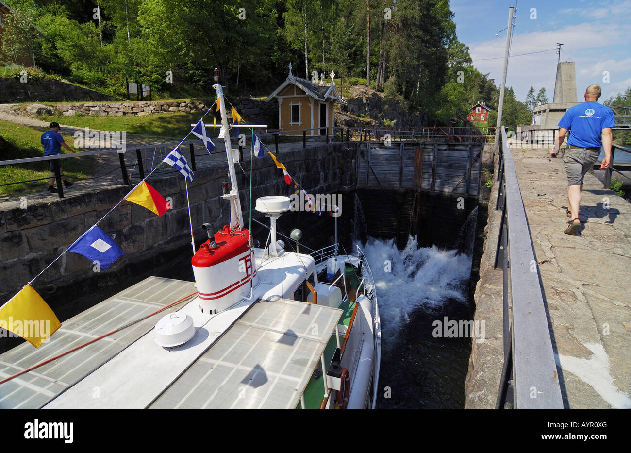"Telemarken Akkerhaugen' imbarcazione turistica in un canale di blocco, Vrangfoss Lock-Chamber, Telemark Canal, Telemark, Norvegia Foto Stock