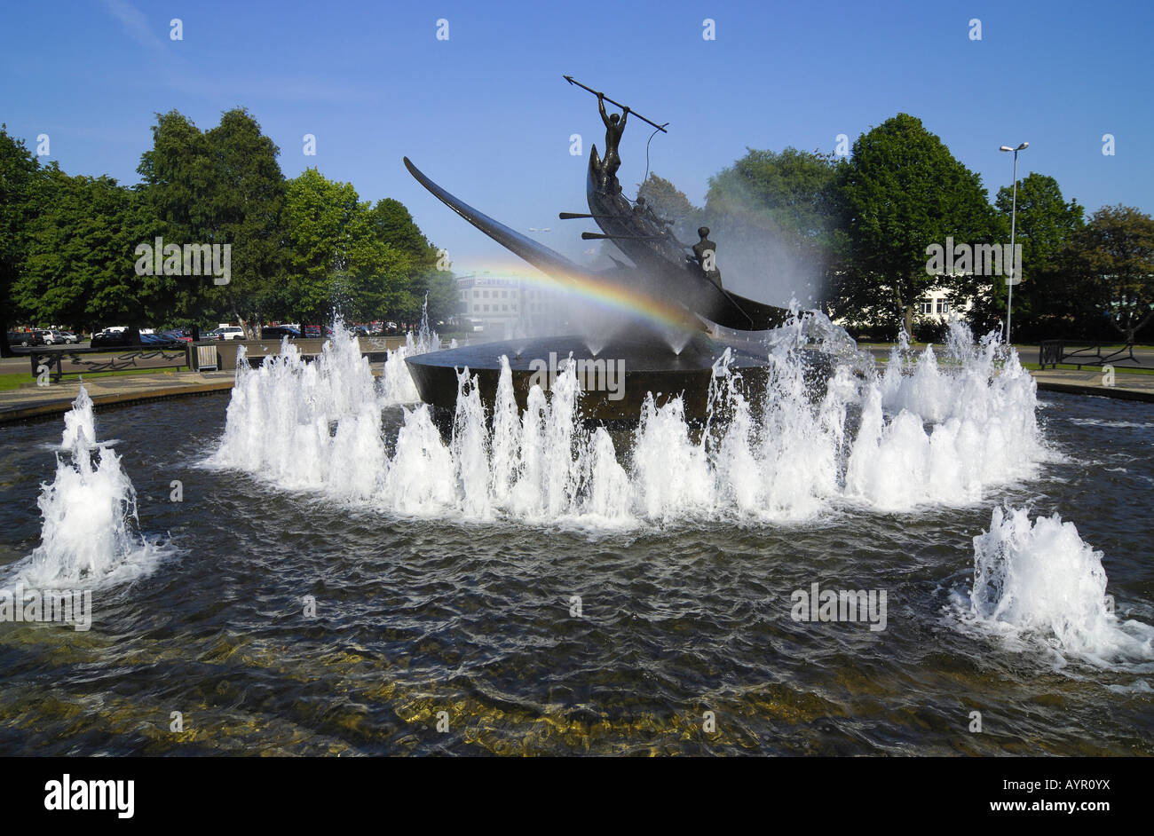 La caccia alla balena controverso monumento di scultore norvegese Knut Steen, fontana e rainbow, Sandefjord, Vestfold, Norvegia meridionale, S Foto Stock
