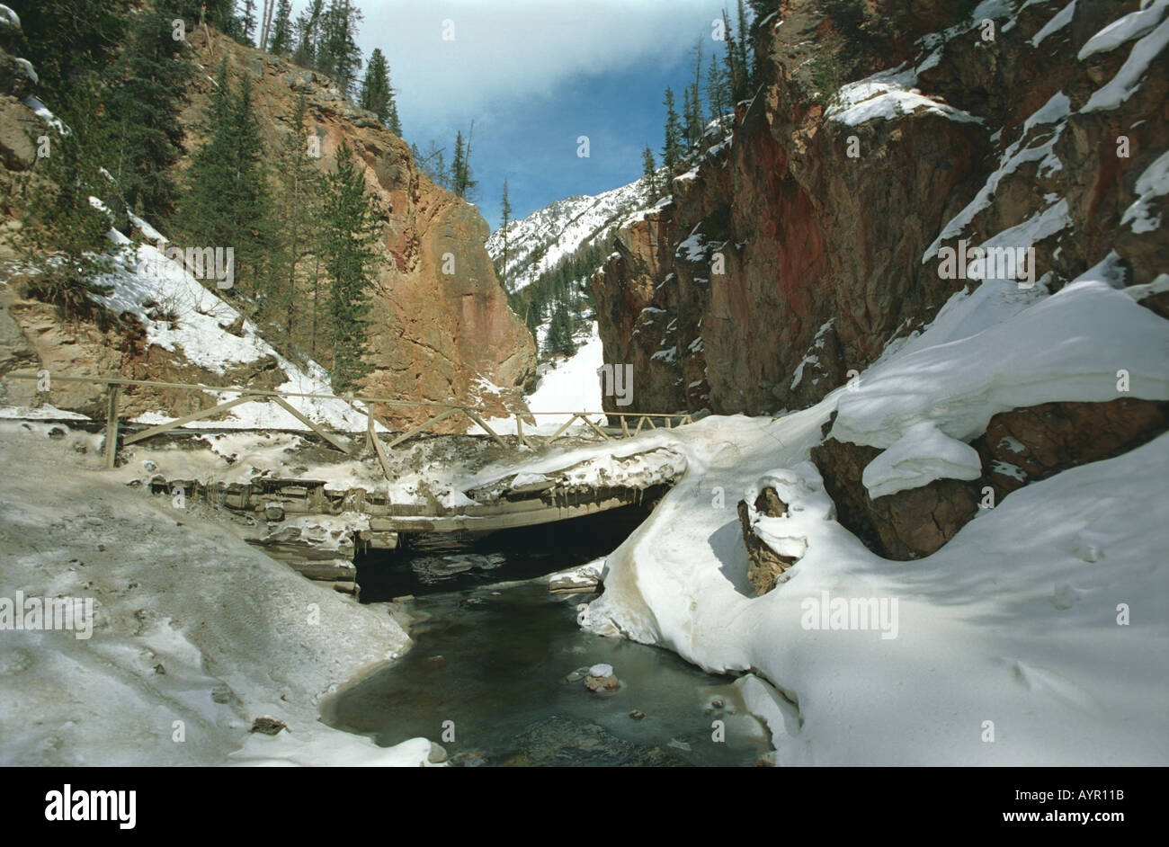 Il cinabro rocce conosciuta come la Porta Rossa Altai Siberia Russia Foto Stock