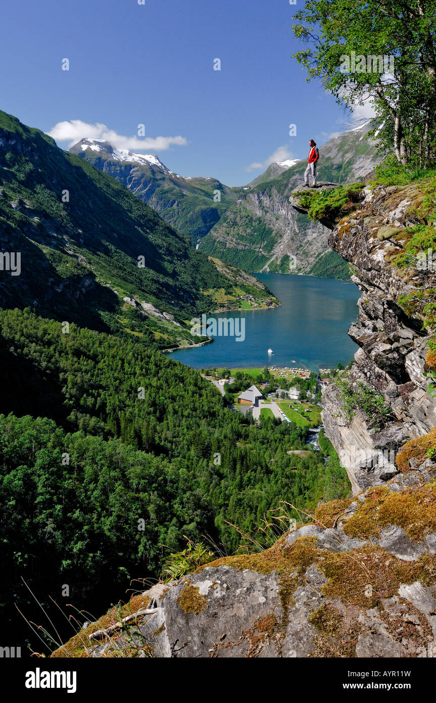 Uomo in piedi su una roccia pulpito di Geiranger Fjord, Hellesylt, More og Romsdal, Norvegia Foto Stock