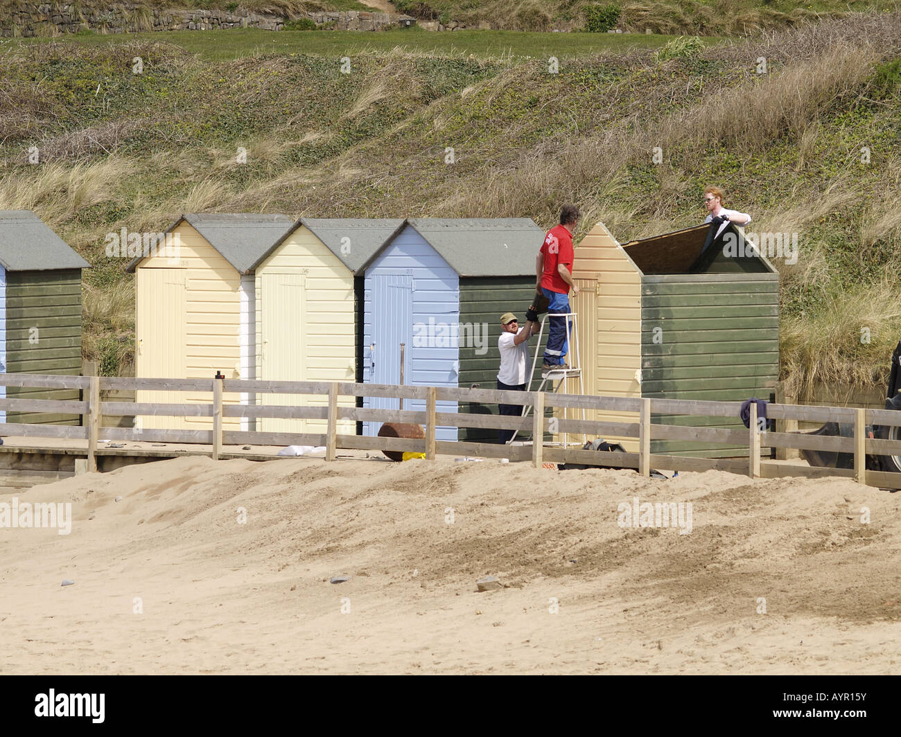 Pittoresca spiaggia di capanne a Summerleaze Beach, Bude, Cornwall, Regno Unito, essendo posto nuovamente in posizione pronta per la stagione estiva. Foto Stock