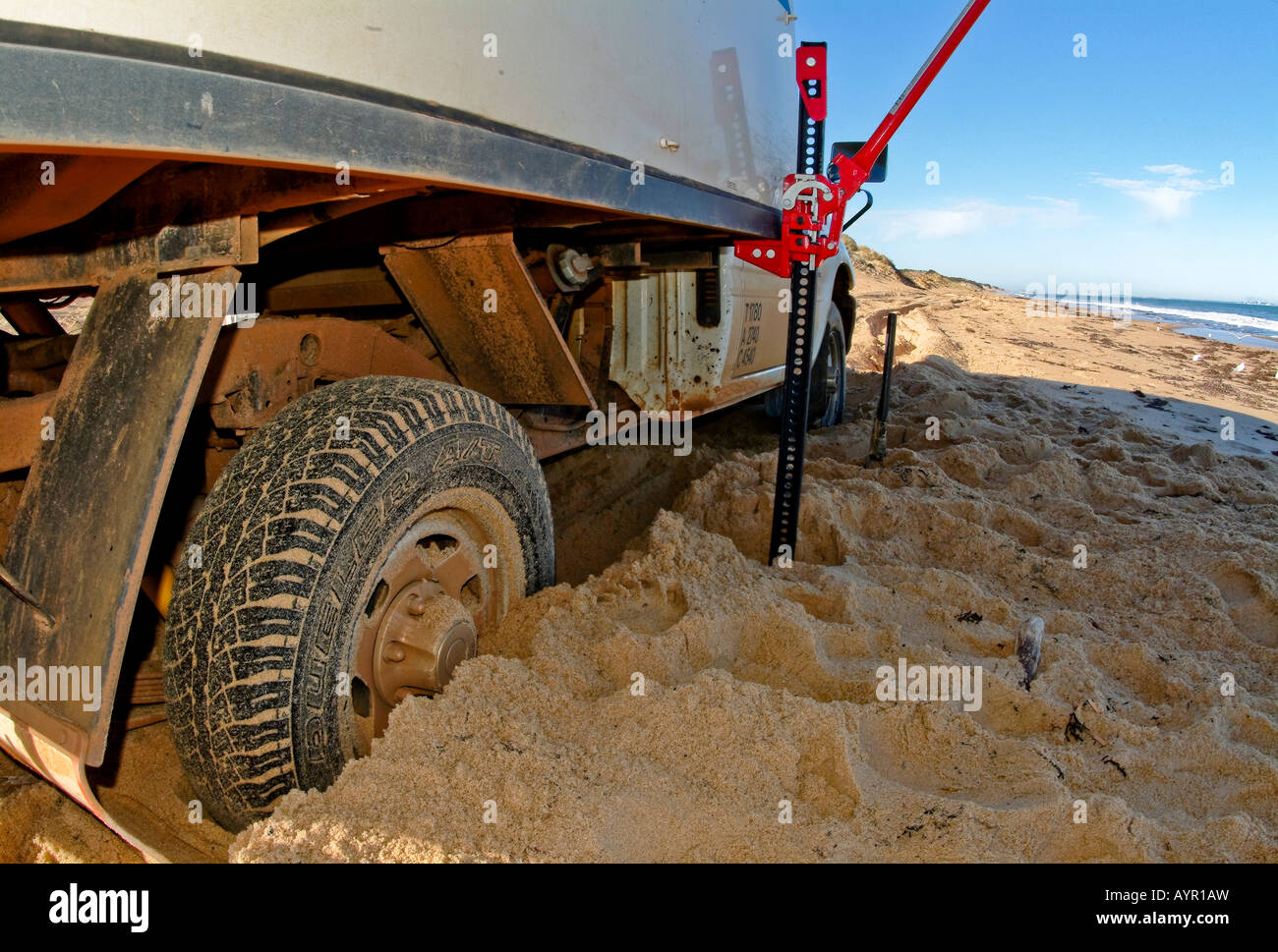 Off-road camper (RV) sollevato e bloccato nella sabbia, Australia occidentale, Australia Foto Stock
