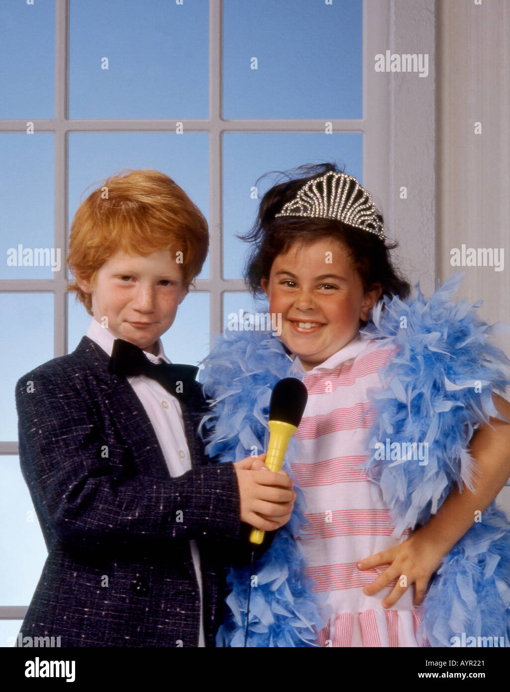 6, 7 anno vecchio ragazzo e ragazza giocare vestire Foto Stock