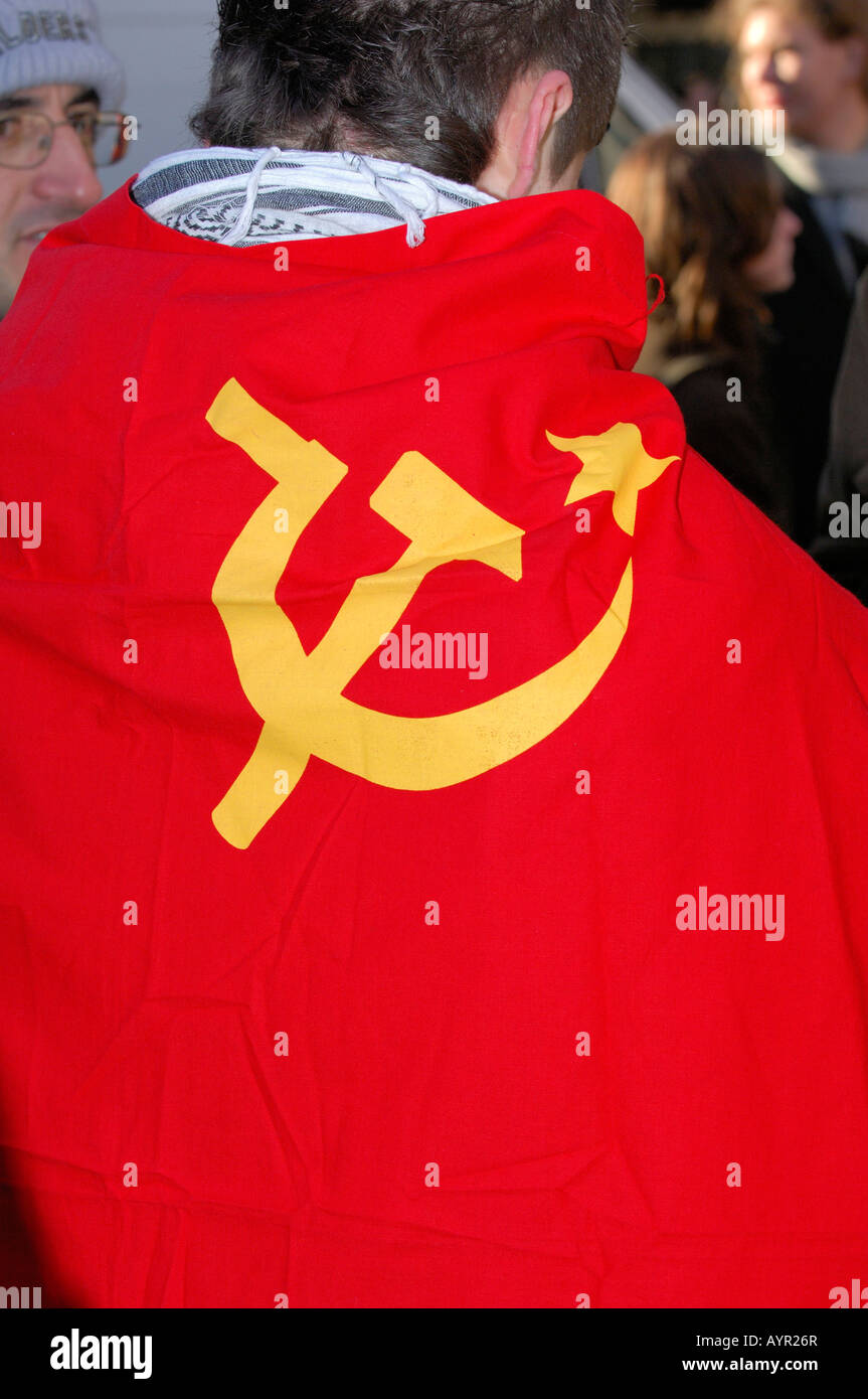 L'uomo con la bandiera sovietica a una protesta contro il 2008 Conferenza di Monaco sulla politica di sicurezza, Monaco di Baviera, Germania Foto Stock