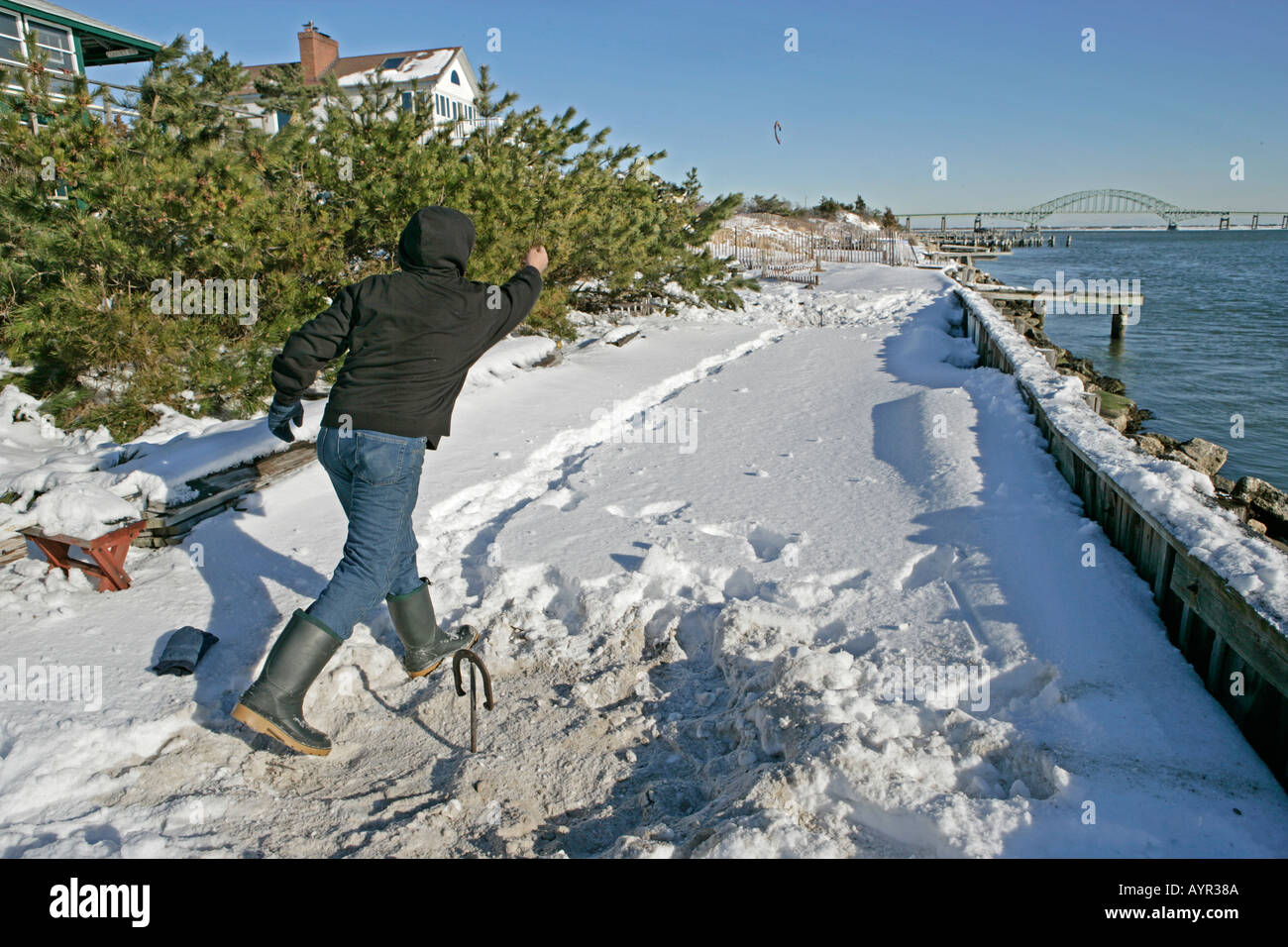 Non è rallentato dal meteo un uomo gioca Ferri da cavallo nella neve Foto Stock