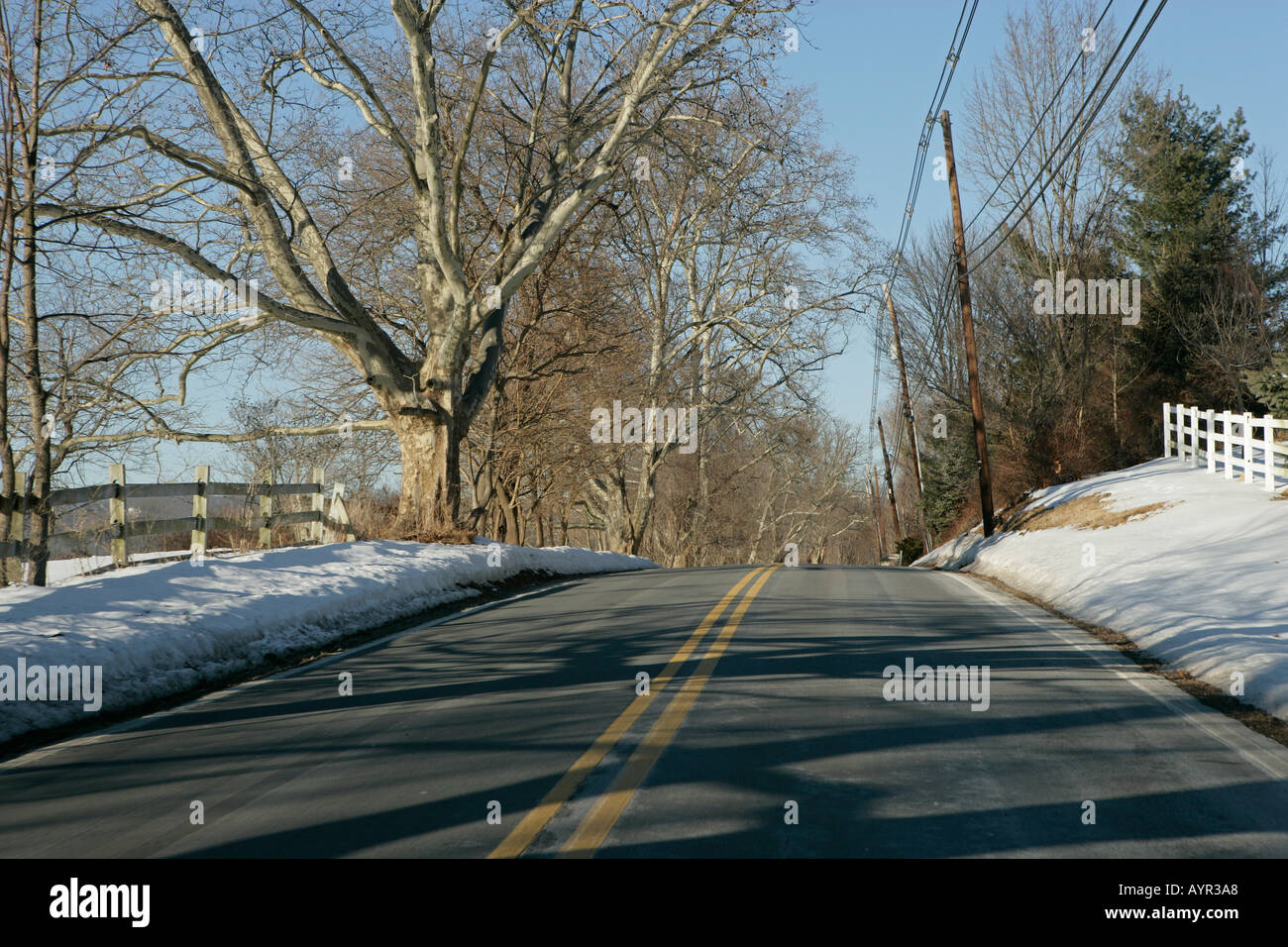 Una strada suburbana in inverno Foto Stock