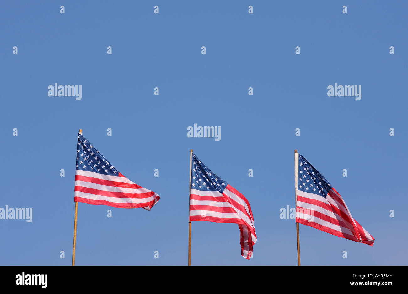 Tre di noi le bandiere, bandierine americane contro un cielo blu Foto Stock