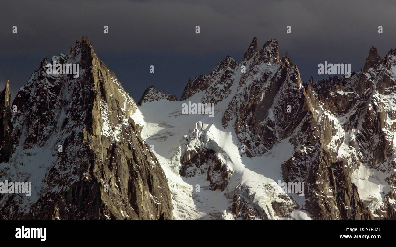 Nuvole temporalesche la raccolta di oltre le vette di Chamonix Aiguilles nelle Alpi francesi Foto Stock