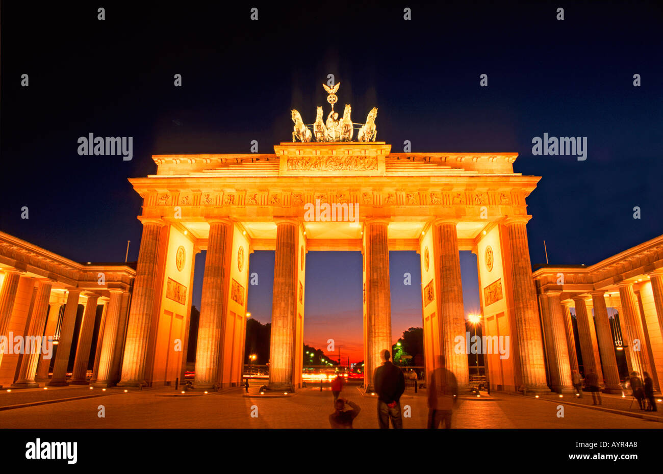 Cancello storico Brandenburger Tor di notte la piazza di Parigi Berlino Germania Foto Stock