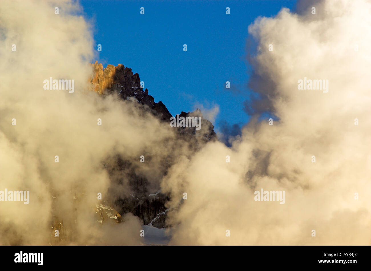 Nuvole raccolta intorno al vertice dell'Aiguille de Grepon nelle Alpi francesi Chamonix Francia Foto Stock