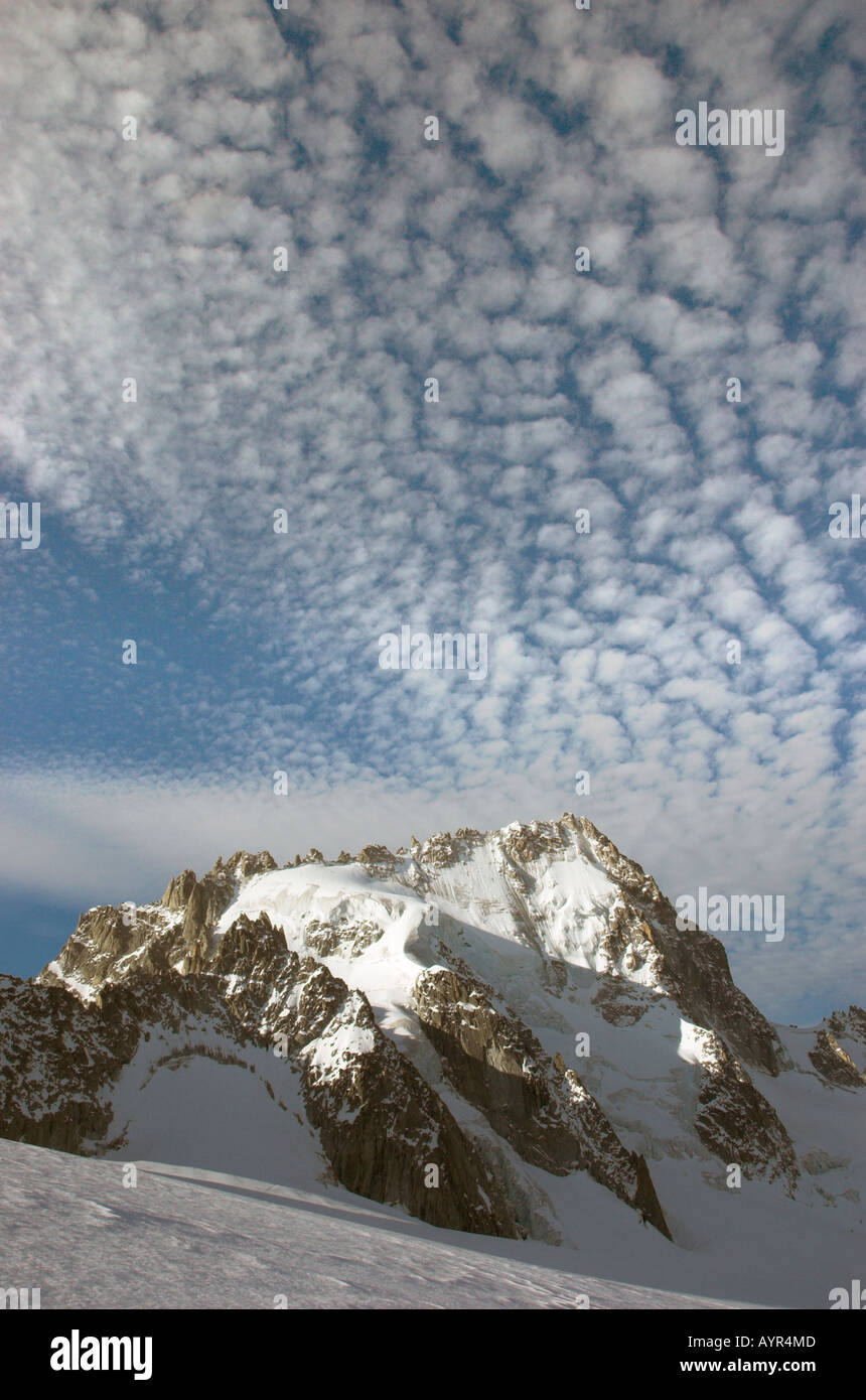 Alta nuvola sulla Aiguille de Chardonnet. Le Alpi Francesi Chamonix, Francia. Foto Stock