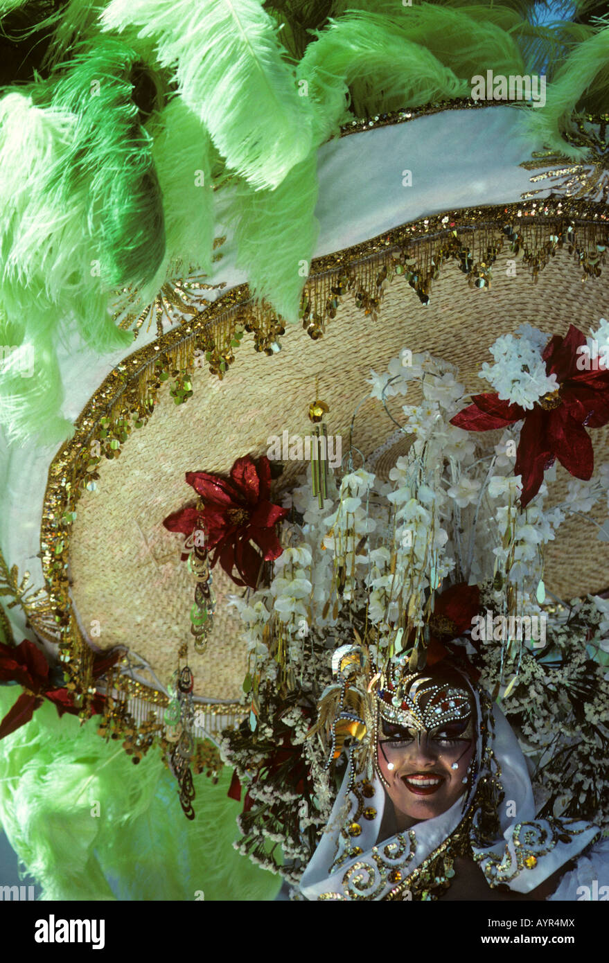 Regina ornati da indossare copricapo durante il carnevale di Santa Cruz sull'isola di Tenerife, Isole Canarie, Spagna Foto Stock