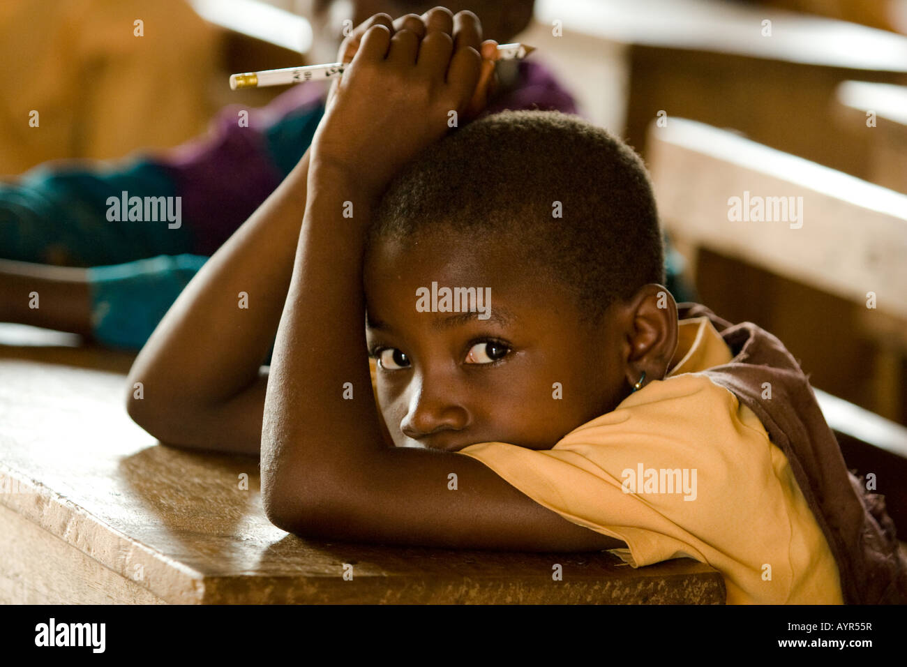 Ragazza assiste classe al Nyologu scuola elementare nel villaggio di Nyologu del nord del Ghana Foto Stock