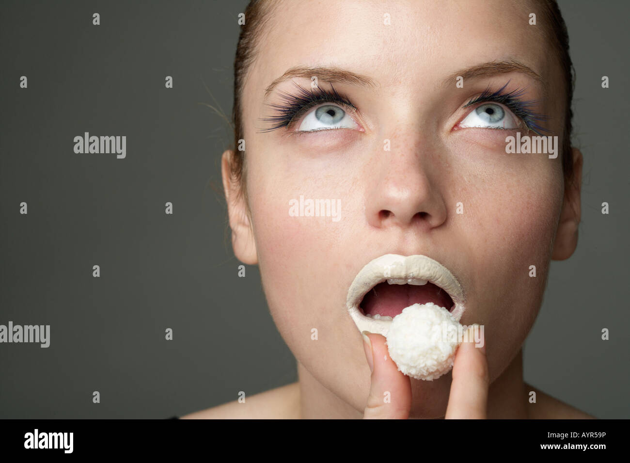 Giovane donna con colorate di bianco le labbra (parte di), close-up Foto Stock