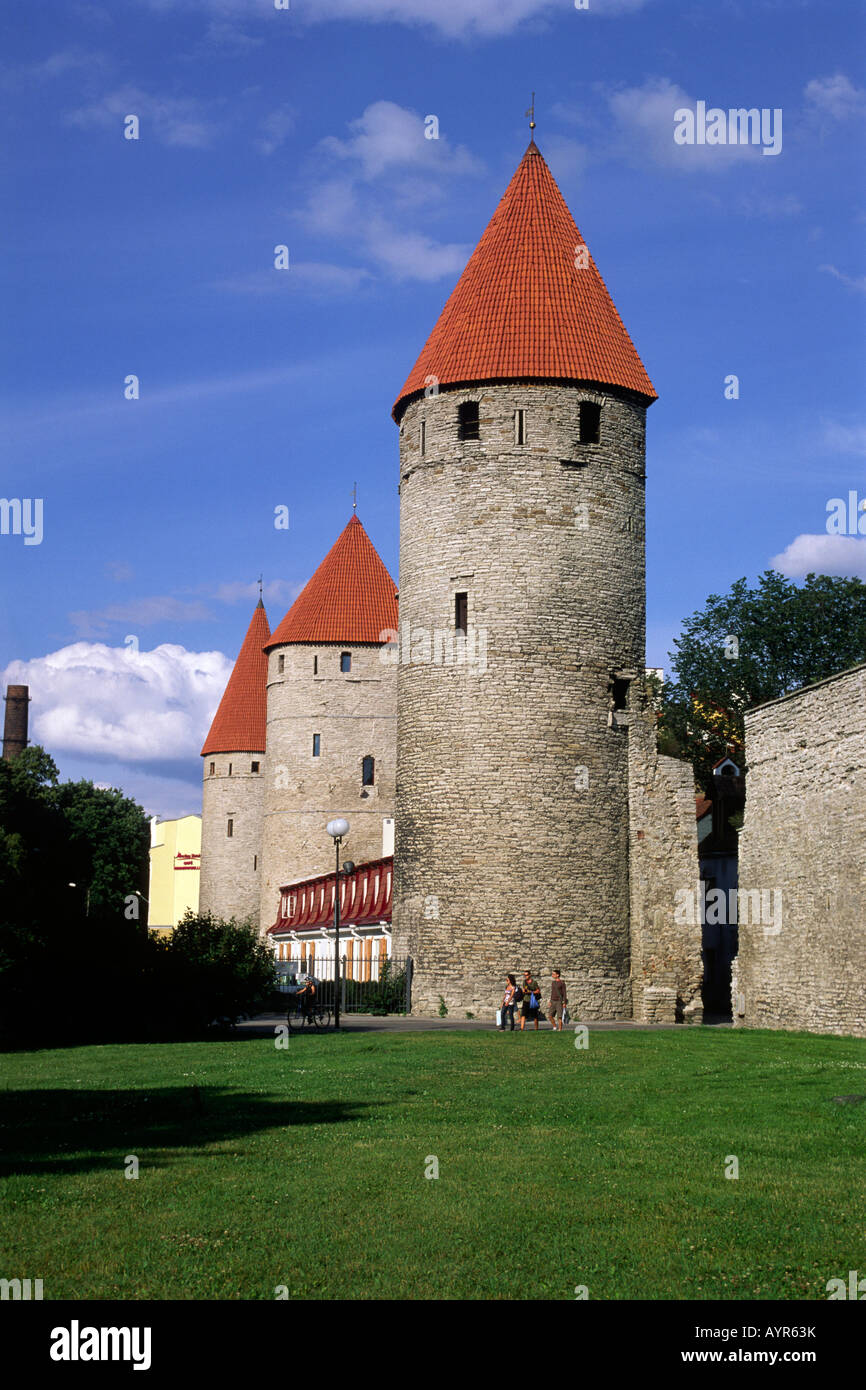 Estonia, Tallinn, città vecchia, mura medievali della città Foto Stock